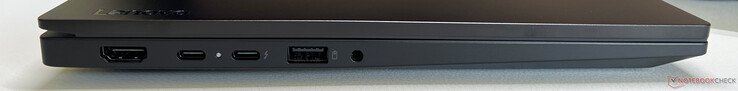 左：HDMI 2.0、USB-C 3.2 Gen 2（20 GBit/s、DisplayPort 1.4、Power Delivery 3.1）、带 Thunderbolt 4 的 USB-C 4.0（40 GBit/s、DisplayPort 2.1a、Power Delivery 3.1）、USB-A 3.2 Gen 1（5 GBit/s、供电）、3.5 mm 音频
