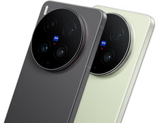 vivo X300 Ultra 有草原绿和火山黑两种颜色。