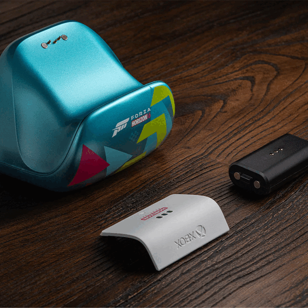 8BitDo Forza Horizon 6 充电底座配有电池和电池门，适用于 Xbox 无线手柄。