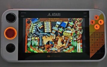 根据游戏的不同，SmartGlow 功能会使用灯光显示正在使用的控制器元件（图片来源：Marc Zander，Notebookcheck）