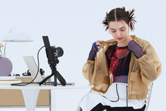 佳能推出 EOS R50 V 无反相机，旨在帮助社交媒体创作者轻松进行直播和发布高质量更新。(图片来源：佳能）