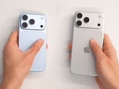 苹果 iPhone 18 Pro（左）和 iPhone 18 Pro Max（右）的重量分别为 211 克和 249 克。