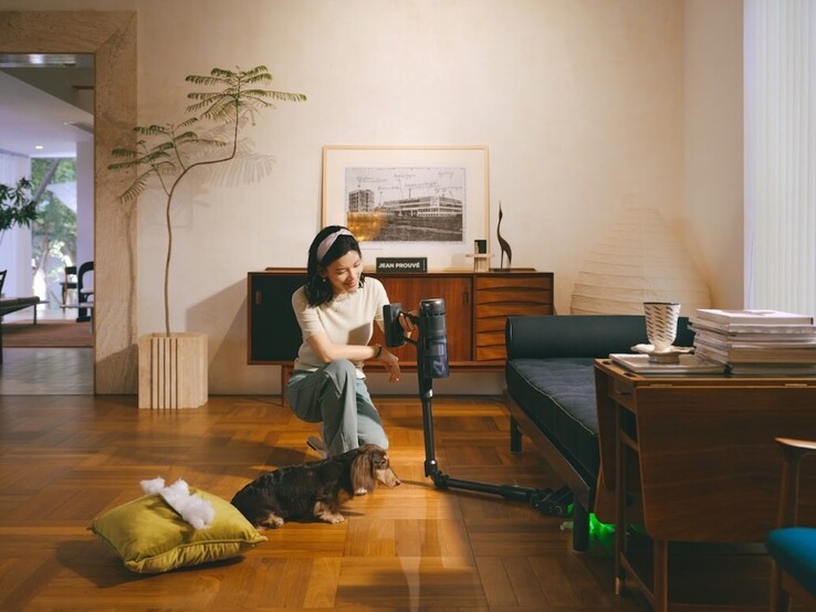 H60 的吸头可弯曲 90°，便于清洁家具下方。(图片来源：Roborock）