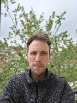 与 OnePlus 15T 前置摄像头自拍