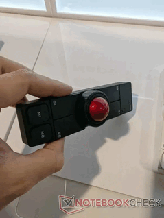 黑色 Keychron 轨迹球。(图片来源:Notebookcheck/Stephen Pereyra)