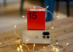 OnePlus 15 配备了大容量电池。我们对它进行了测试，看看它的电池续航时间到底有多长。(图片来源：Notebookcheck）