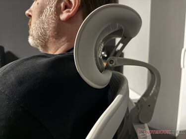 不过，从 180 厘米左右的高度看，头枕应该再高一点