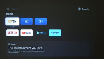 在未登录 Google TV 时，TCL C1 有一个易于使用的主页菜单。只安装了三个流媒体应用程序和一个本地媒体播放器。(图片来源：Notebookcheck）