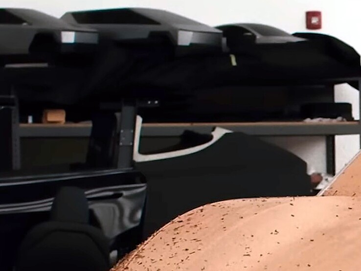 设计工作室货架上的赛博 SUV 比例模型。