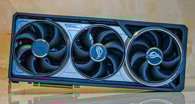 华硕 ROG AstralGeForce RTX 5080 OC：金属前护罩与三轴向技术风扇