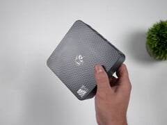 图中展示了Beelink EQi 304 Intel Wildcat Lake迷你电脑,突显其紧凑的设计和带有纹理的顶盖。
