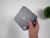 图中展示了Beelink EQi 304 Intel Wildcat Lake迷你电脑，突显其紧凑的设计和带有纹理的顶盖。