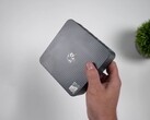 图中展示了Beelink EQi 304 Intel Wildcat Lake迷你电脑,突显其紧凑的设计和带有纹理的顶盖。