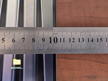 侧面边框非常窄，尺寸更小