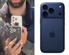 并排对比显示公开拍摄的所谓 iPhone 17 Pro 测试机（左）和装在蓝色开发箱中的同款原型机特写（右），后者采用了新的后置摄像头布局。(@Skyfops on X ，原 Twitter）