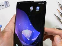 Galaxy Z Slide 的外观设计可能与图中这款 LG Rollable 相同。