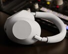 索尼最新推出的 WH-1000X 系列耳机重新采用了可折叠外形。(图片来源：索尼）