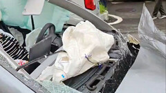 特斯拉的乘客在多次侧翻后相对安然无恙(图片:zhongwen2005/X)