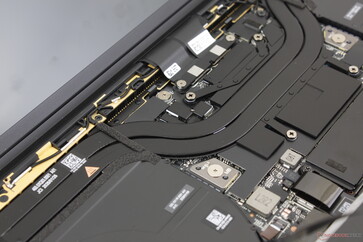 内存是焊接的，用户无法升级