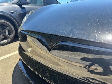 新款 Model S 配备了前保险杠摄像头和氛围灯。