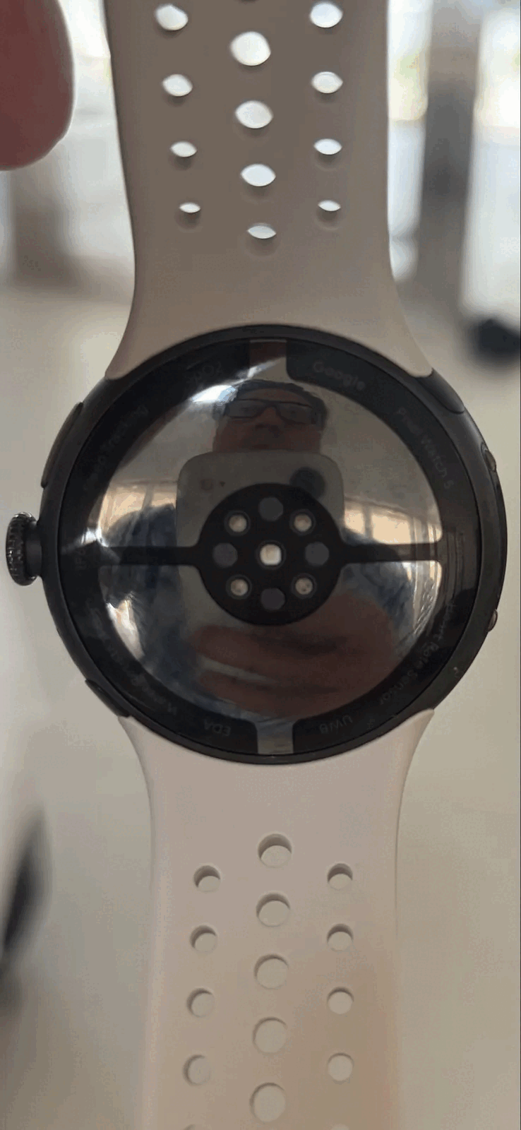 谷歌 Pixel Watch 5 的泄露图片。