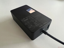 127 瓦 PSU，带额外 USB-A 端口（最高 5 瓦）