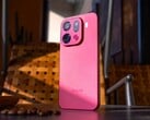 绚丽的红色 OPPO Find X9 和 Find X9 Pro 显然只能通过进口方式购买（图片来源：微博）