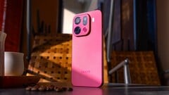 绚丽的红色 OPPO Find X9 和 Find X9 Pro 显然只能通过进口方式购买（图片来源：微博）