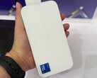 Sixunited WB81-H02 可能采用被动散热。图为：这台迷你电脑正被一只手握着。