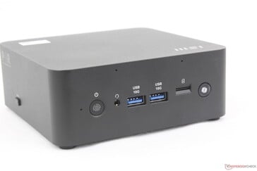 正面支持指纹识别的电源按钮、3.5 毫米耳机、2 个 USB-A（10 Gbps）、MicroSD 读卡器、CoPilot 按钮