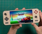 来自 Retro Game Corps 的 Russ 手持 Ayaneo Pocket S2，显示《地平线追逐》的标题画面，并展示该设备的显示屏和人体工学设计。(图片来源：Retro Game Corps）