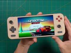 来自 Retro Game Corps 的 Russ 手持 Ayaneo Pocket S2，显示《地平线追逐》的标题画面，并展示该设备的显示屏和人体工学设计。(图片来源：Retro Game Corps）