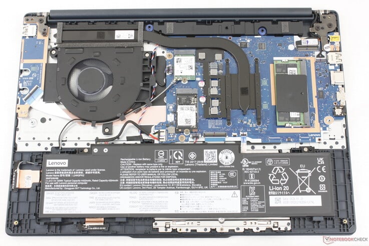 IdeaPad Slim 3 15IWC11 主板配备可升级的 M.2 2280 SSD、M.2 无线网卡模块，以及仅有一个 DDR5 SODIMM 插槽