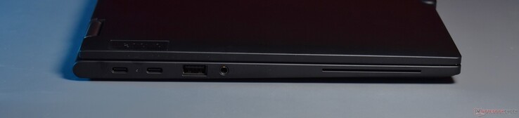 左：2 个 Thunderbolt 4、USB A 3.2 Gen 1、3.5 毫米音频、智能卡读卡器