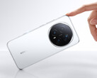 Honor Magic 8 Pro 配备 200 万像素 "超夜景 "长焦摄像头。图:白色手机。(图片来源:Honor)