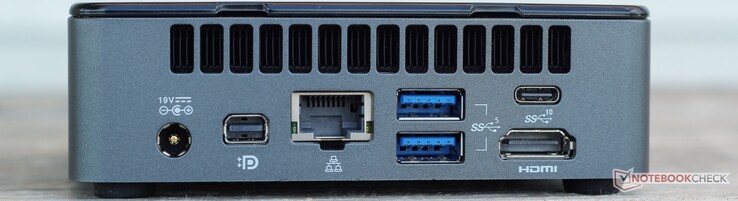 后部。直流电输入，迷你显示端口1.4，千兆网络，2个USB-A 3.2 Gen 1，USB-C 3.2 Gen 2，HDMI 2.0
