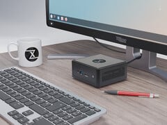 Nano Pro Gen 14 的起价为 840 欧元。图：迷你 PC 旁边的显示器、键盘、茶杯和笔。(图片来源：Tuxedo）
