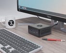 Nano Pro Gen 14 的起价为 840 欧元。图：迷你 PC 旁边的显示器、键盘、茶杯和笔。(图片来源：Tuxedo）