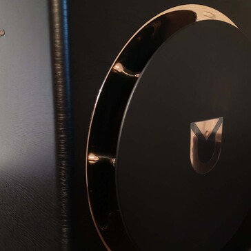 超重低音扬声器的设计既美观又隐蔽（图片来源：Notebookcheck）