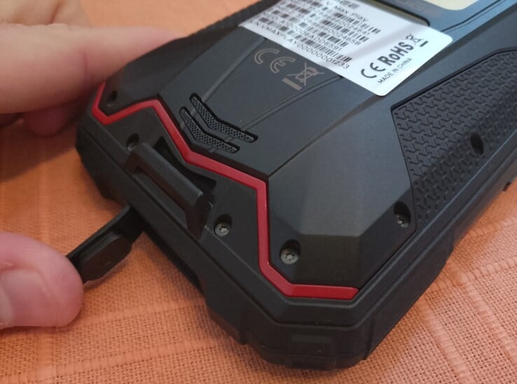 挡板后的 USB-C 端口（图片来源：Sergey Tarasov - Notebookcheck）