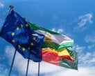欧盟各国国旗在蓝天背景下飘扬
