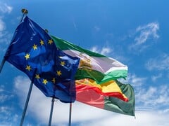 欧盟各国国旗在蓝天背景下飘扬