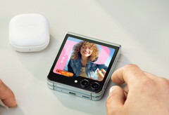 三星明年的Galaxy Z Flip 系列可能最终不再配备 1200 万像素传感器。(图片来源:三星)