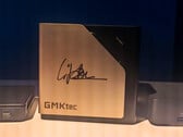 英特尔首席执行官陈立武先生签名的 GMKtec EVO-T2 原型机。(图片来源：GMKtec）