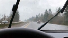 特斯拉自动雨刷灵敏度现在可以手动按下（图片：特斯拉 Girl/X）。