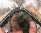正如JerryRigEverything的耐用性测试所揭示的那样,即使是第四代谷歌折叠屏手机,其结构上仍存在严重缺陷。