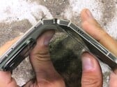 正如JerryRigEverything的耐用性测试所揭示的那样，即使是第四代谷歌折叠屏手机，其结构上仍存在严重缺陷。