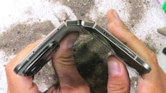 正如JerryRigEverything的耐用性测试所揭示的那样，即使是第四代谷歌折叠屏手机，其结构上仍存在严重缺陷。