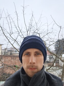 使用 5000 万像素前置摄像头自拍，包括自动对焦功能 