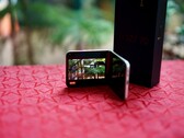 摩托罗拉 Razr 70 为摄像头提供了灵活的应用选项。但图像质量一般。